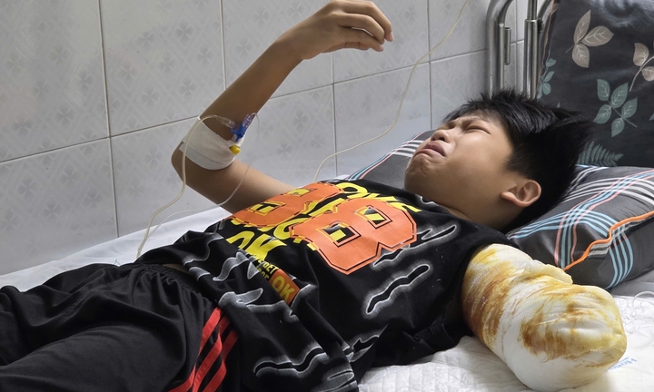 Nỗi đau thấu tủy của người mẹ nhìn con 11 tuổi mất dần từng phần cơ thể