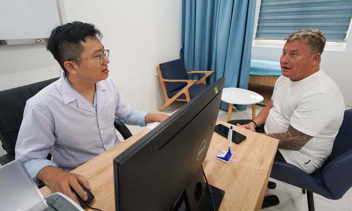 Ở Úc chờ 5 tiếng, đến bệnh viện Việt Nam chỉ 10 phút, khách Tây bất ngờ
