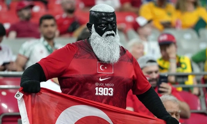 'Ông kẹ' trên khán đài Thổ Nhĩ Kỳ gây sốt ở World Cup 2026