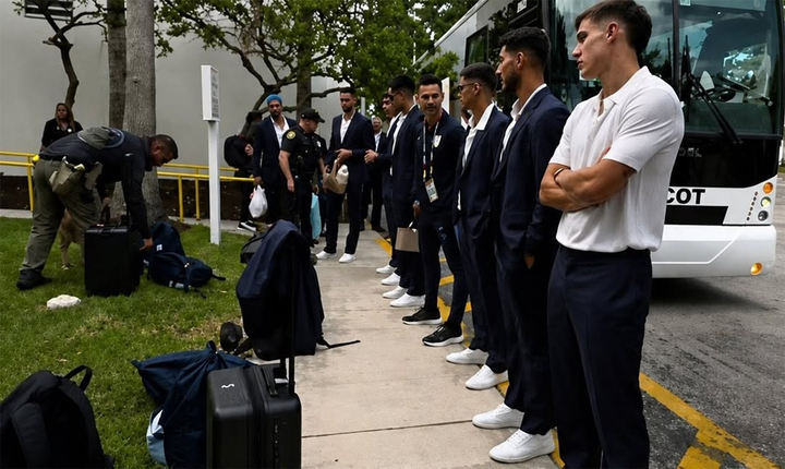 Cầu thủ Uruguay bỏ hành lý ở vỉa hè, xếp hàng chờ chó nghiệp vụ kiểm tra
