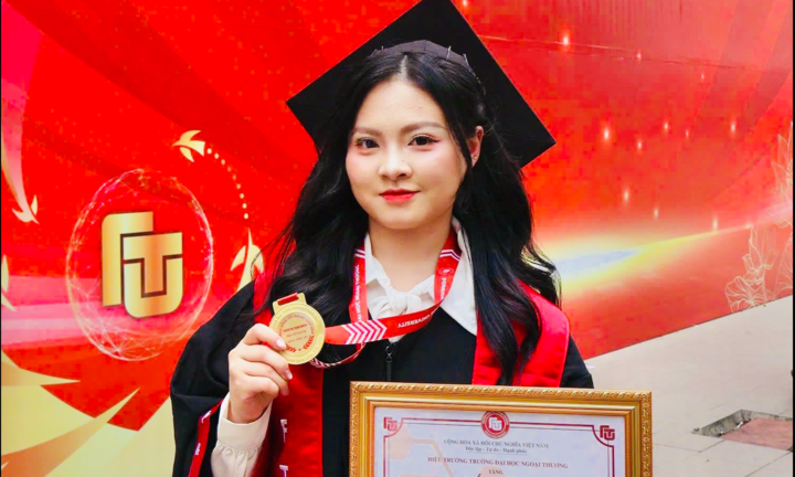 Từ cú trượt CLB năm nhất, nữ sinh Ngoại thương thành sinh viên tiêu biểu toàn khóa