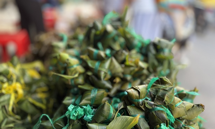 Người dân TP.HCM đổ xô mua bánh ú, lá xông dịp Tết Đoan Ngọ