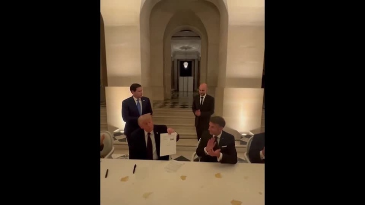 Video khoảnh khắc ông Trump kí thoả thuận hoà bình Mỹ-Iran ngay trên bàn tiệc