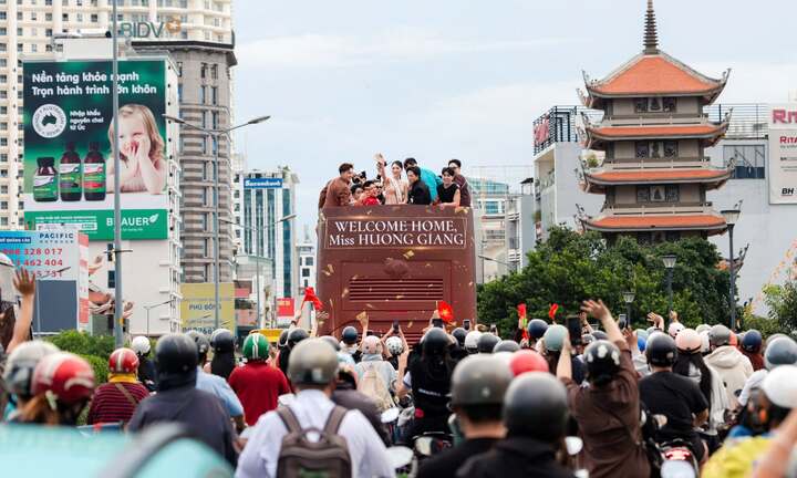 Ho Chi Minh City traffic police fined the double-decker bus carrying Miss Huong Giang during a parade on the street.