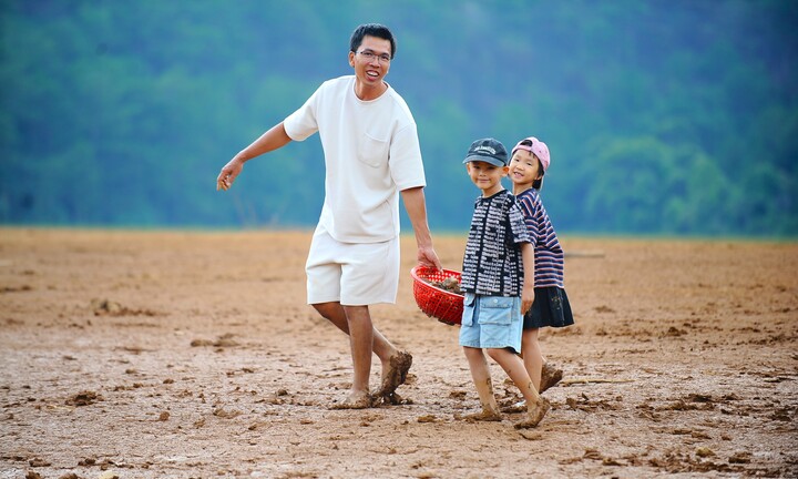 Rời điện thoại, máy tính bảng, 'khối nghỉ hè' thích thú bắt cá mò ốc ở Đà Lạt