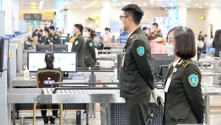 Nhân viên an ninh hàng không được lục soát người tại sân bay khi nào?