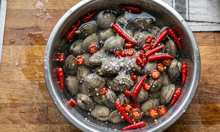 How to clean clams so they are free of sand.