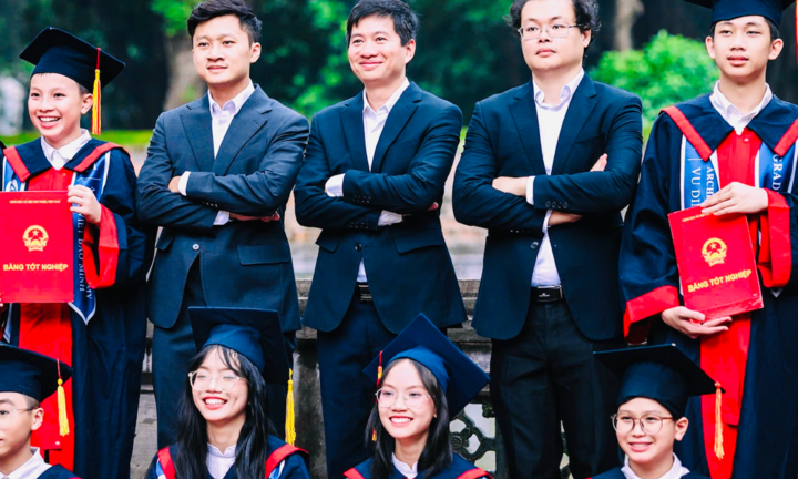 Lớp học 34/34 trò đỗ chuyên Toán, Tin, thầy chủ nhiệm bật khóc