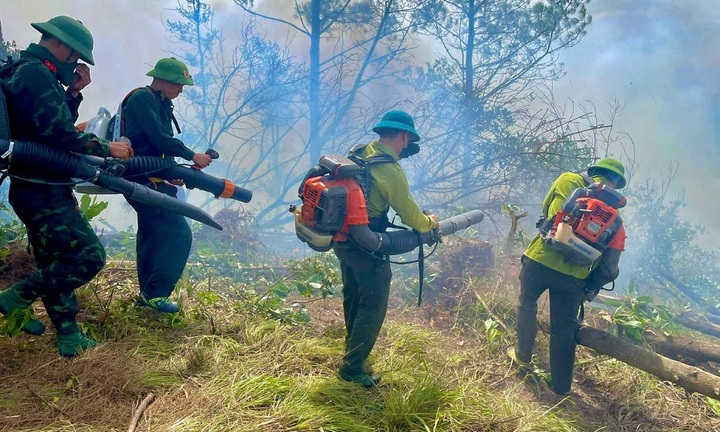Forest fires in Nghe An province remain unextinguished after one day; thousands mobilize to help extinguish the fires.