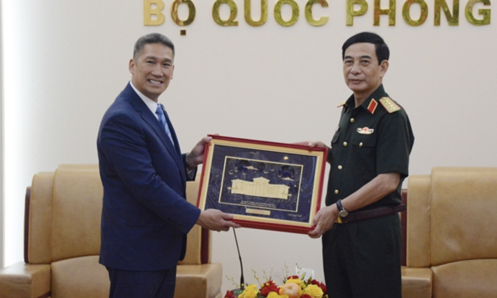 Đại tướng Phan Văn Giang tiếp Quyền Bộ trưởng Hải quân Mỹ Hùng Cao