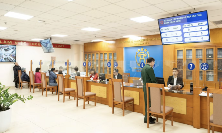 Cụ bà gần 100 tuổi, sức khỏe yếu bị bắt buộc đến phường làm thủ tục hành chính