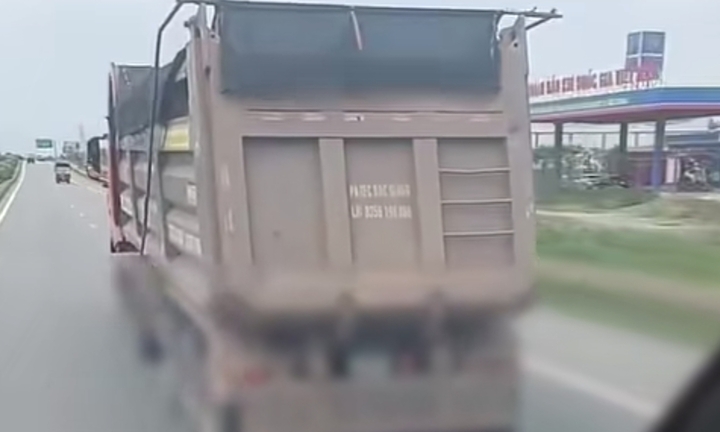 Un chauffeur de camion écope d'une amende pouvant atteindre 50 millions de VND pour conduite dangereuse sur la route.