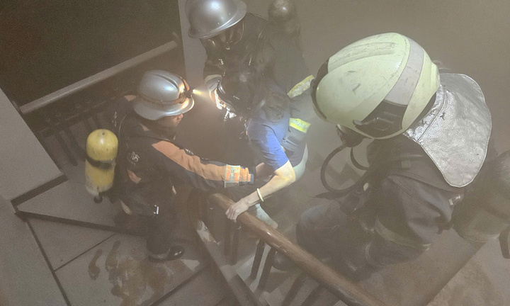 Sauvetage d'une femme âgée piégée dans une maison en feu à Hanoï.