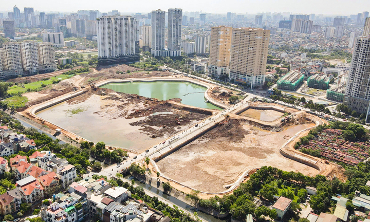 लगभग 400 अरब वीएनडी की लागत से निर्मित हनोई की नियामक झील का उसके पूरा होने से पहले का एक मनोरम दृश्य।