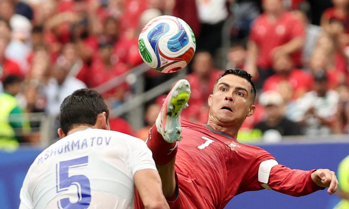 Ronaldo trút bỏ áp lực: 'Cả tuần tăm tối, tưởng như giải nghệ'