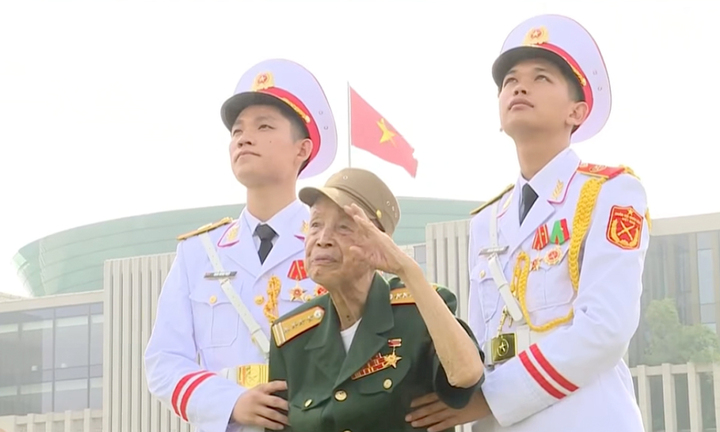 Anh hùng La Văn Cầu - vị Đại tá duy nhất chào điều lệnh bằng tay trái