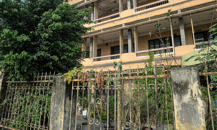 The Chairman of the Provincial People's Committee has full authority to decide on the use of surplus houses and land after the merger.