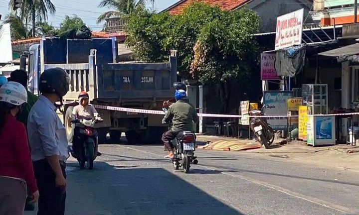 Un camion entre en collision avec une moto à Dak Lak ; deux mères et leur enfant sont blessés ou tués.