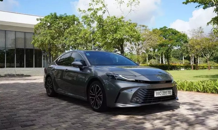 Car news June 26th: Camry in Vietnam drops gasoline engine option, Honda to revive older SUVs.