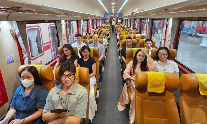 Chuyến tàu đặc biệt chở hơn 1.200 y bác sĩ Bệnh viện Bạch Mai lăn bánh