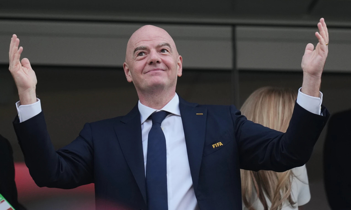 FIFA 회장은 어떻게 서로 다른 두 순간에 월드컵 경기를 동시에 시청할 수 있는 걸까요?
