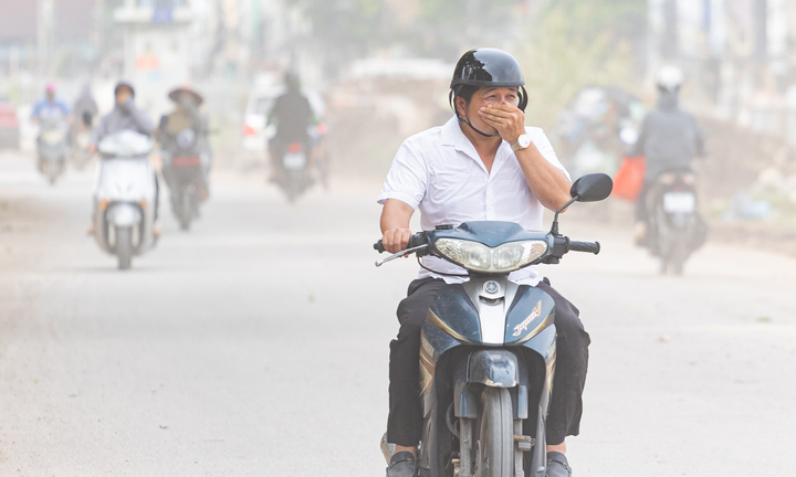Bụi mù, bùn đất bủa vây cư dân quanh công trường kênh La Khê, Hà Nội