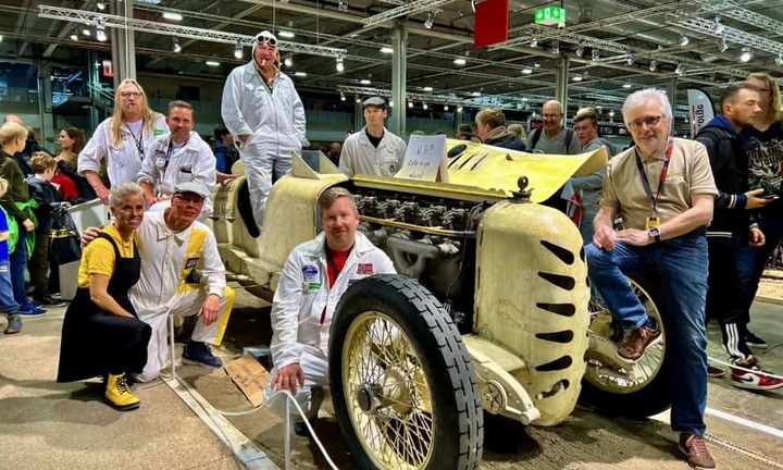 Rennwagen, die von Flugzeugmotoren angetrieben werden, erreichen seit 1922 Geschwindigkeiten von fast 290 km/h.