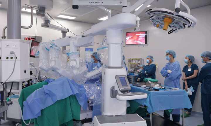 Lần đầu tiên bác sĩ từ Hà Nội trực tiếp phẫu thuật cho bệnh nhân ở Cần Thơ