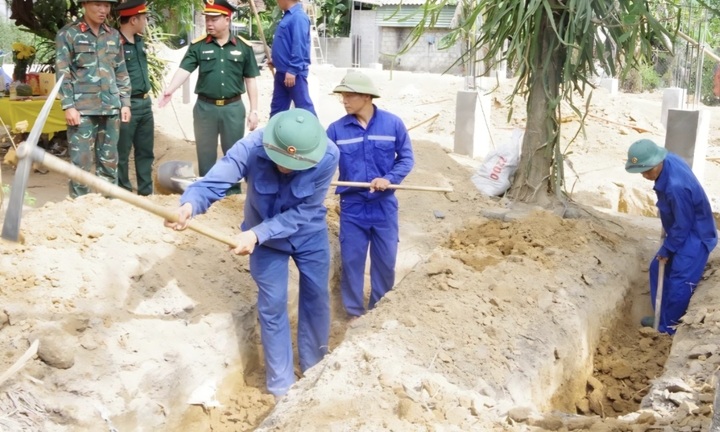 Đào móng nhà, phát hiện hài cốt liệt sĩ cùng cúc áo, vỏ đạn AK
