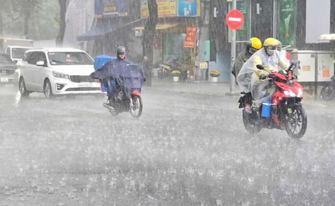 Dự báo thời tiết 2/7: Miền Trung nắng nóng cục bộ, miền Nam hứng mưa lớn