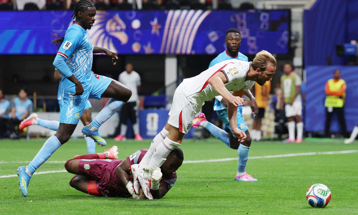 Rooney chê Harry Kane ăn vạ kiếm phạt đền