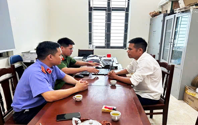 Khởi tố gã đàn ông ở Hưng Yên liên tục vứt gà chết vào nhà, hành hung bố vợ cũ