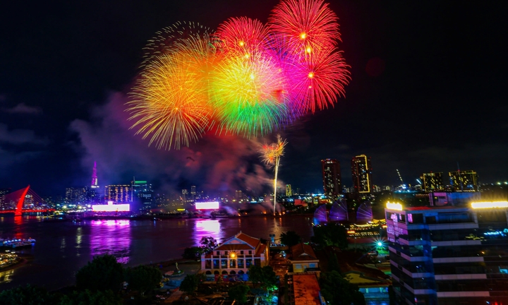 Biển người háo hức chiêm ngưỡng pháo hoa mừng 50 năm Thành phố mang tên Bác