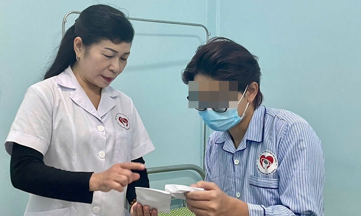 Phía sau vỏ bọc 'luôn ổn', nhiều người trẻ đang kiệt quệ tinh thần