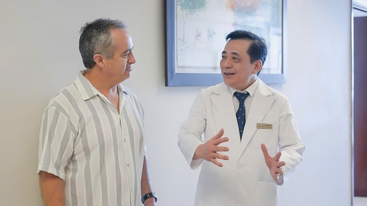 Bệnh nhân ung thư người Úc vượt nửa vòng Trái Đất về Việt Nam điều trị