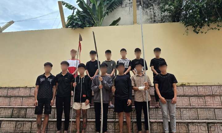 Tạm giữ nhóm thanh thiếu niên ném dao phóng lợn về phía công an để tẩu thoát
