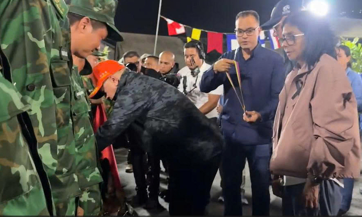 Tổng thống lâm thời Venezuela tặng Huân chương cho quân khuyển của đoàn Việt Nam