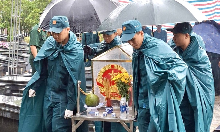 Những ngày không nghỉ ở nghĩa trang Trảng Bom để tìm lại tên cho các liệt sĩ