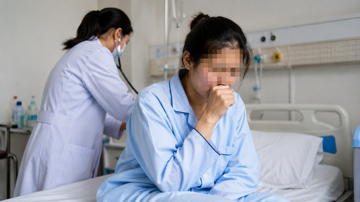 Mua thuốc chữa ho theo người quen mách, cô gái uống cả thuốc chữa tiểu đường
