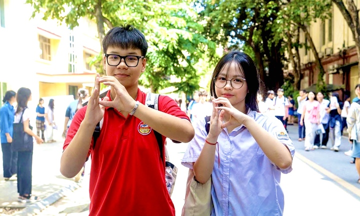 Trường nào ở Hà Nội được chọn thí điểm đưa tiếng Anh thành ngôn ngữ thứ hai?