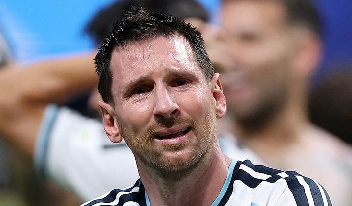 Argentina ngược dòng không tưởng, Messi bật khóc