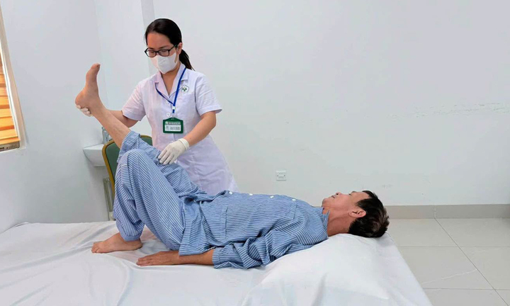 Ngã từ độ cao 3m khi hái xoài, người đàn ông liệt hoàn toàn hai chân