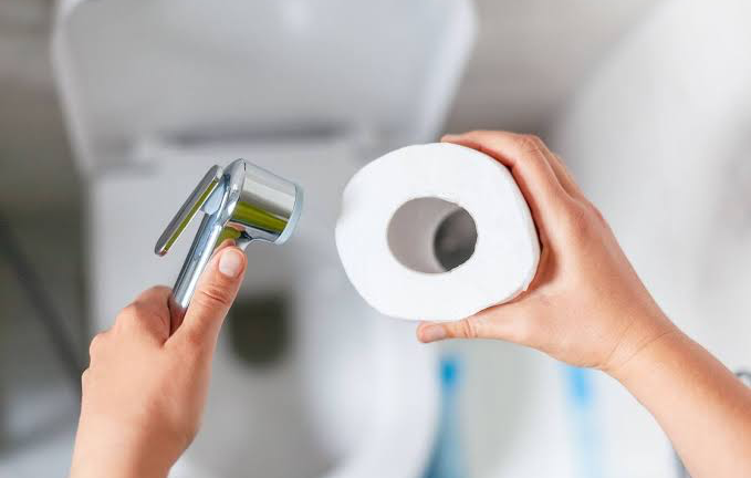 Dùng giấy vệ sinh hay vòi xịt tốt hơn?