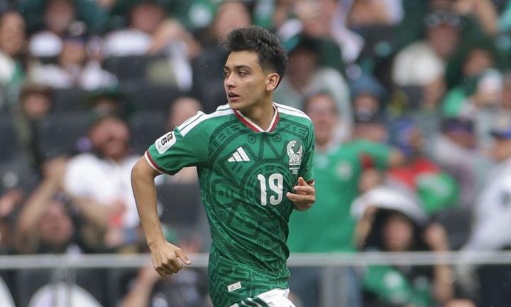 Thần đồng bóng đá Mexico 17 tuổi tốt nghiệp cấp 3 giữa World Cup 2026