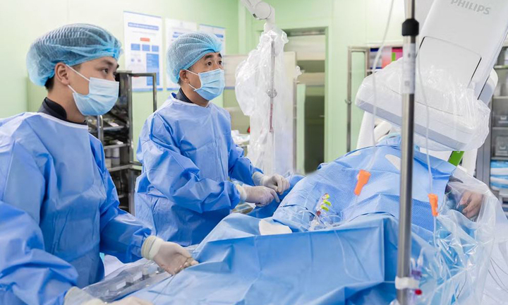 Cứu sống nam bệnh nhân ngoại quốc bị tắc hoàn toàn 'động mạch sinh mệnh'