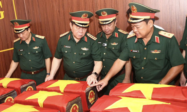 Đại tướng Nguyễn Trọng Nghĩa kiểm tra việc tìm kiếm hài cốt liệt sĩ tại CV Lê Thị Riêng