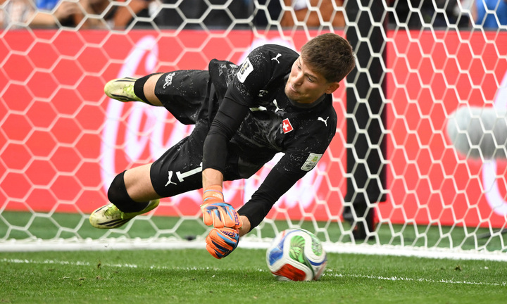 Thủ môn Thụy Sỹ tiết lộ bí kíp, báo Argentina lo cho Messi