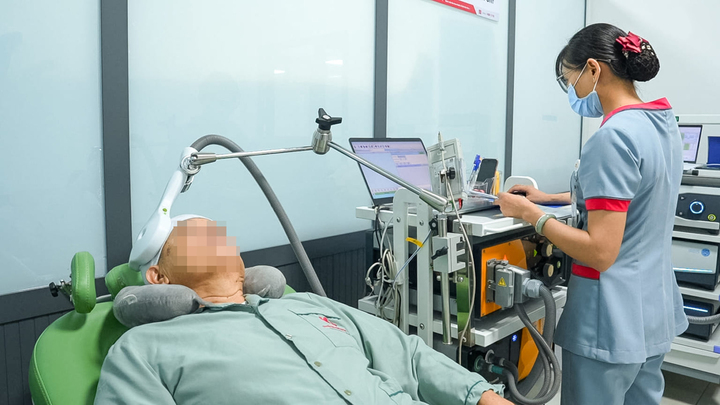Về nước điều trị sau đột quỵ, Việt kiều Mỹ ấn tượng với tay nghề bác sĩ Việt