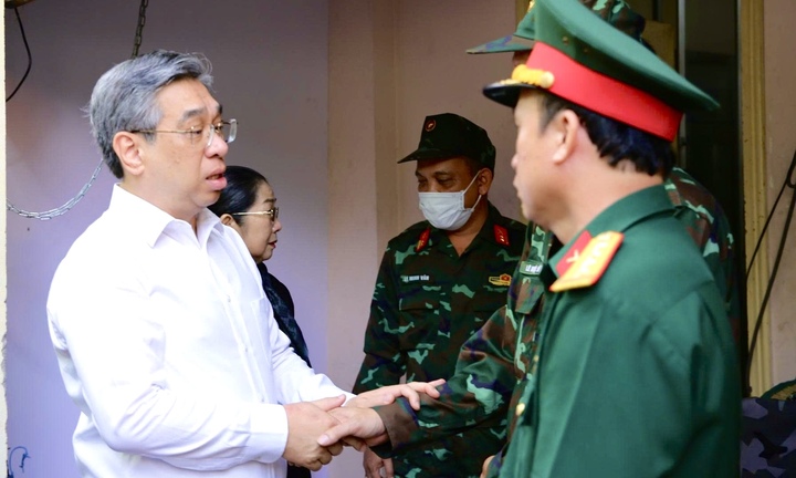 Đoàn MTTQ Việt Nam TP.HCM thăm lực lượng tìm kiếm liệt sĩ tại CV Lê Thị Riêng