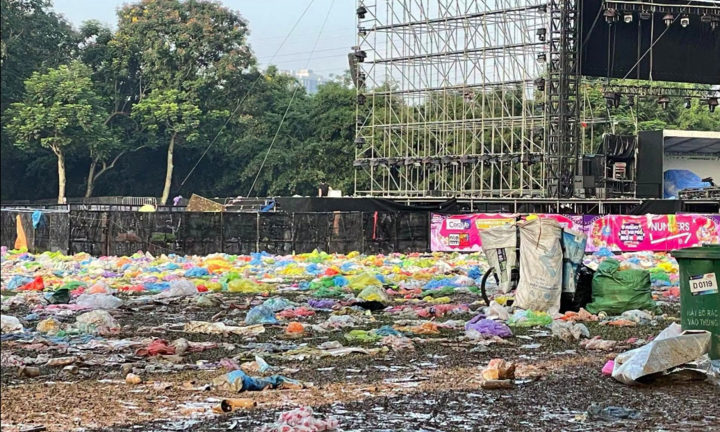 Khẩn trương dọn rác sau concert Những thành phố mơ màng